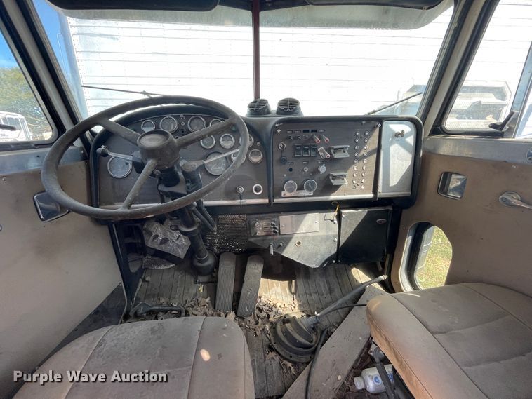 image for item JQ9475 1981 Peterbilt 359 cab
