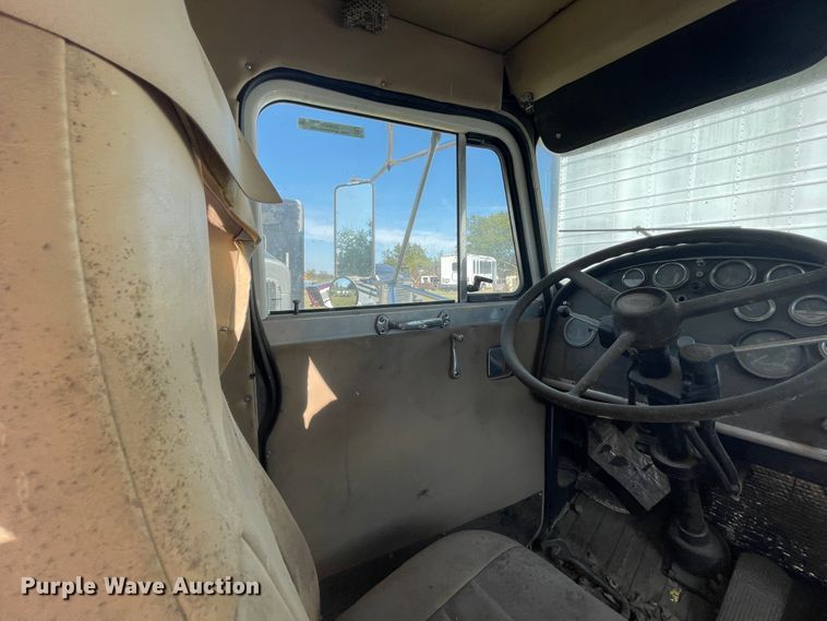 image for item JQ9475 1981 Peterbilt 359 cab