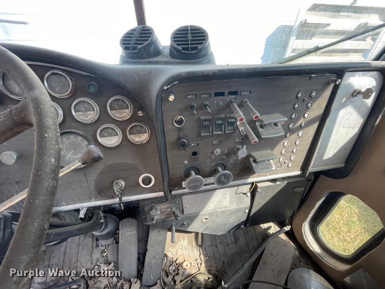 image for item JQ9475 1981 Peterbilt 359 cab