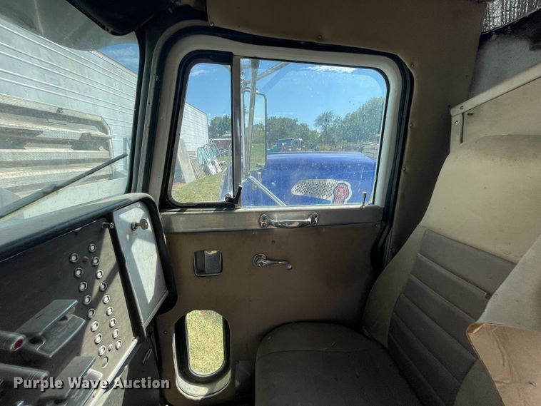 image for item JQ9475 1981 Peterbilt 359 cab