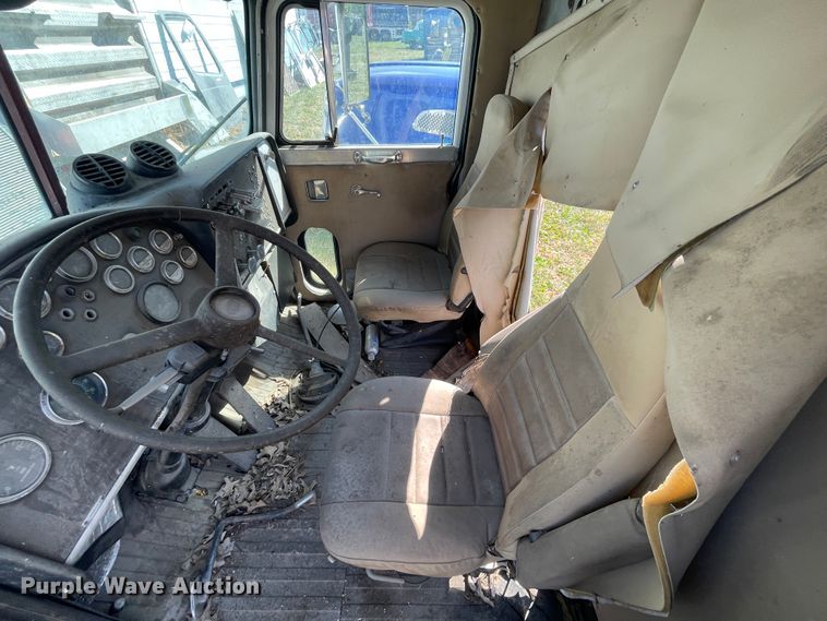 image for item JQ9475 1981 Peterbilt 359 cab