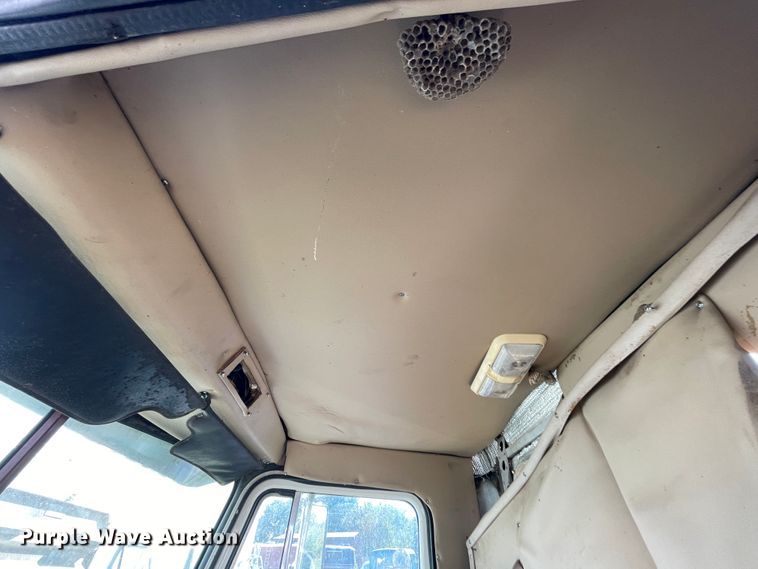 image for item JQ9475 1981 Peterbilt 359 cab