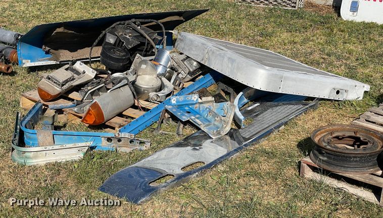 image for item JQ9495 Peterbilt 379 parts