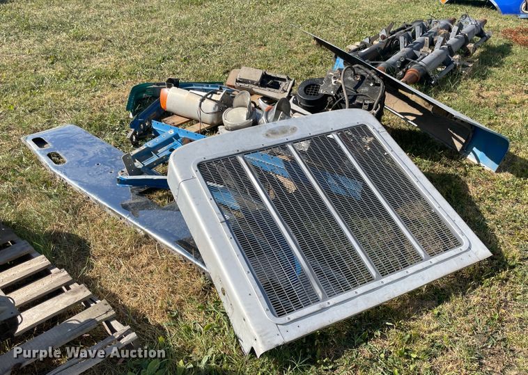 image for item JQ9495 Peterbilt 379 parts