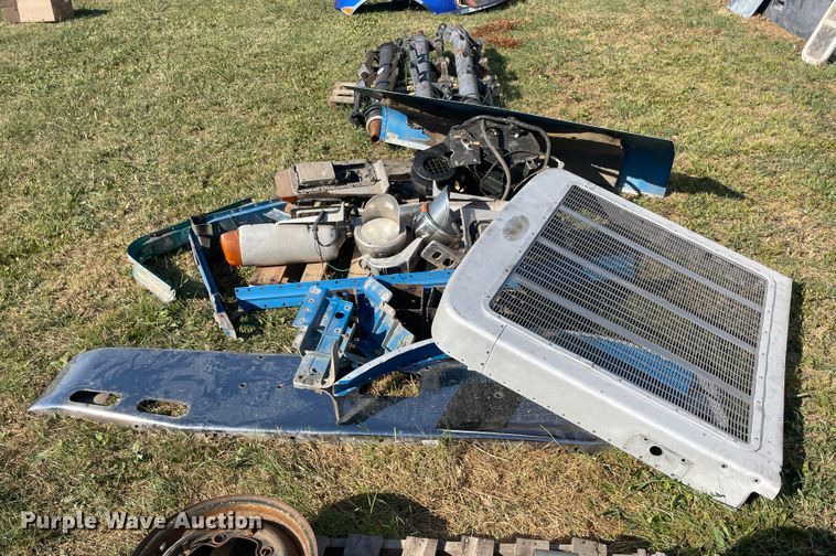 image for item JQ9495 Peterbilt 379 parts