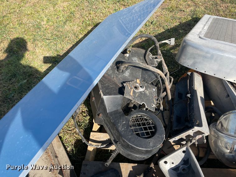 image for item JQ9495 Peterbilt 379 parts