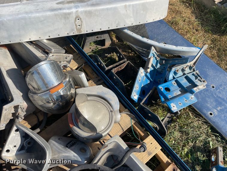 image for item JQ9495 Peterbilt 379 parts