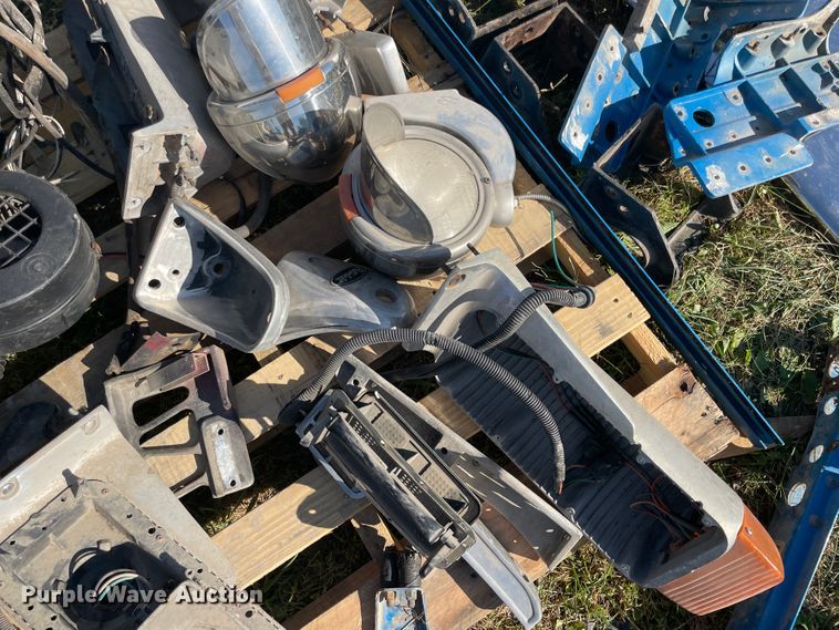 image for item JQ9495 Peterbilt 379 parts