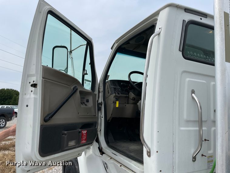 image for item JQ9509 2007 Sterling AT9500  semi truck