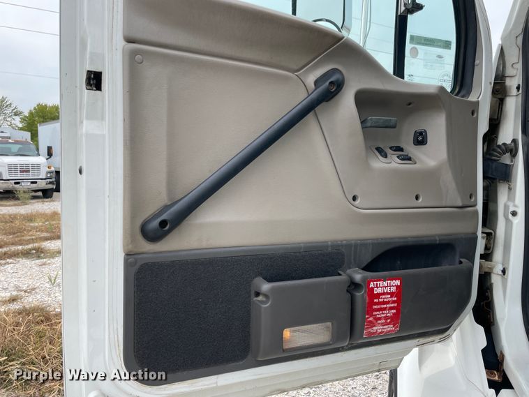 image for item JQ9509 2007 Sterling AT9500  semi truck