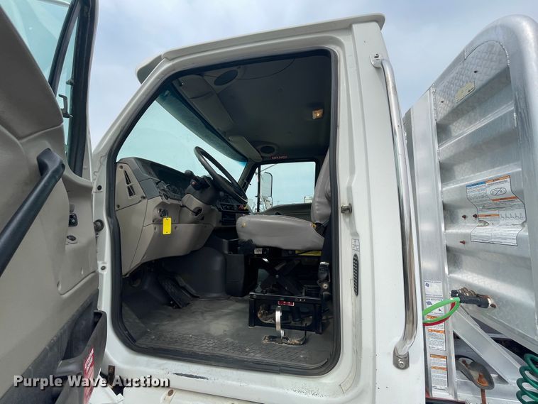 image for item JQ9509 2007 Sterling AT9500  semi truck