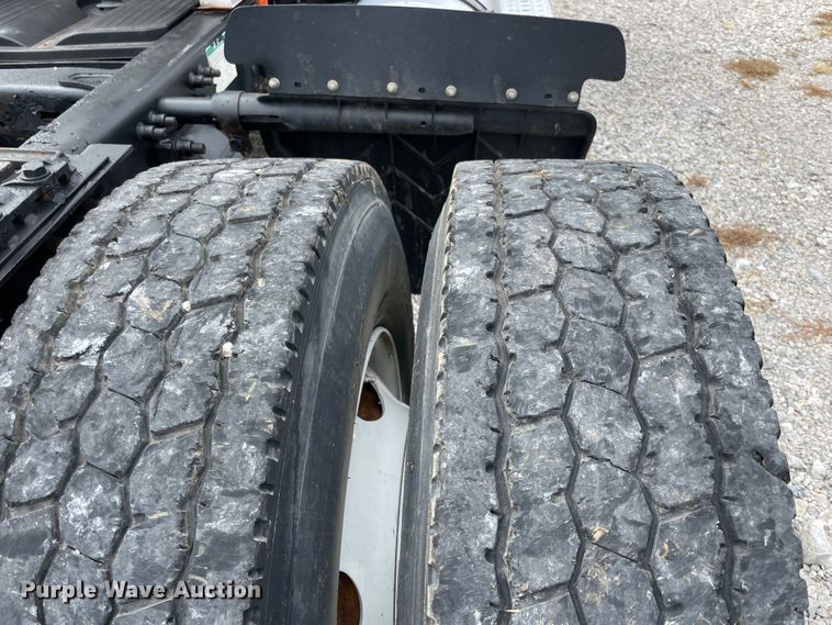 image for item JQ9509 2007 Sterling AT9500  semi truck