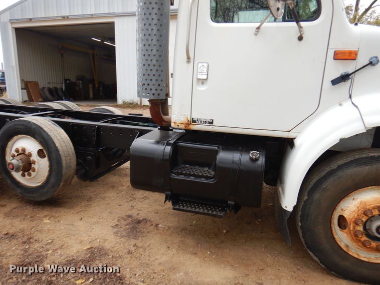 image for item JS9536 1996 International 8100  truck cab and chassis