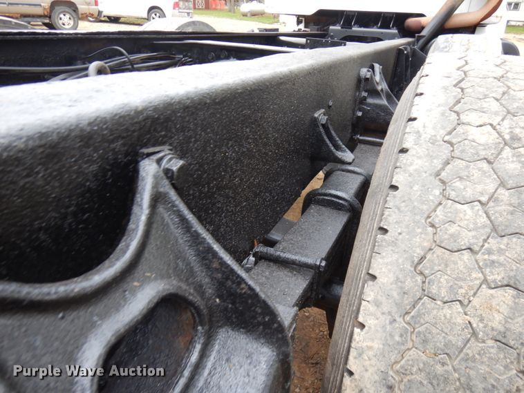 image for item JS9536 1996 International 8100  truck cab and chassis