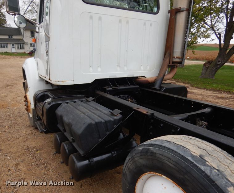 image for item JS9536 1996 International 8100  truck cab and chassis