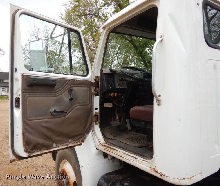 image for item JS9536 1996 International 8100  truck cab and chassis