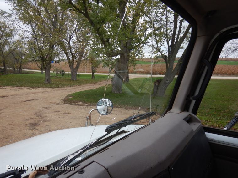 image for item JS9536 1996 International 8100  truck cab and chassis