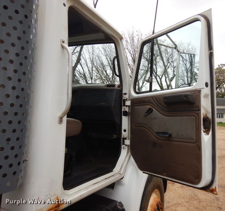 image for item JS9536 1996 International 8100  truck cab and chassis
