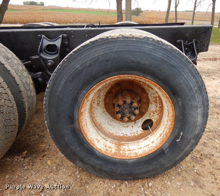 image for item JS9536 1996 International 8100  truck cab and chassis