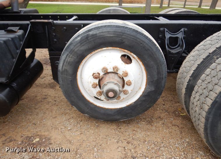 image for item JS9536 1996 International 8100  truck cab and chassis