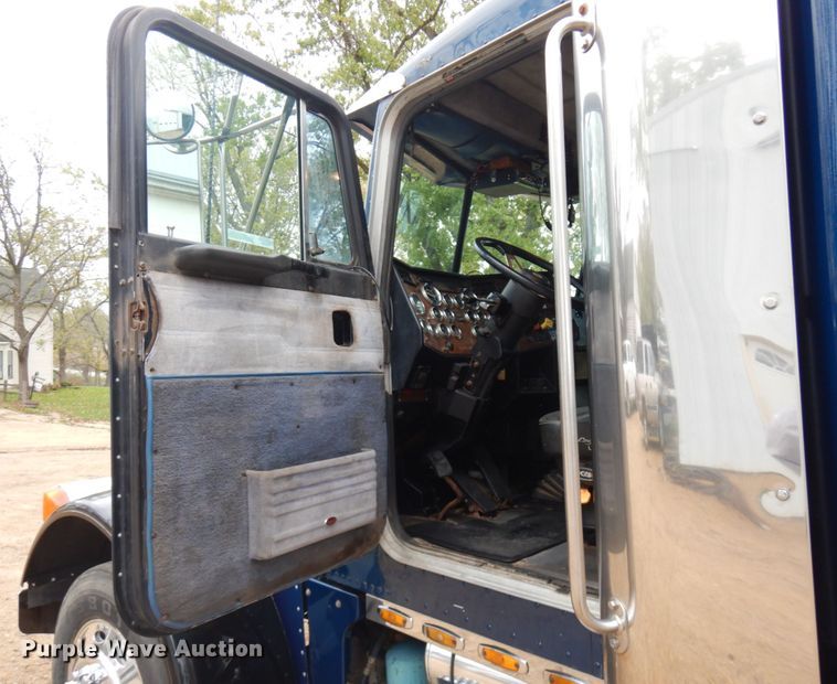 image for item JS9537 1997 Peterbilt 379  semi truck