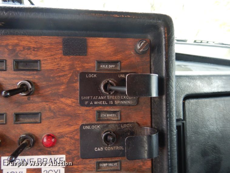 image for item JS9537 1997 Peterbilt 379  semi truck