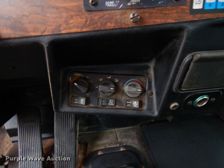 image for item JS9537 1997 Peterbilt 379  semi truck