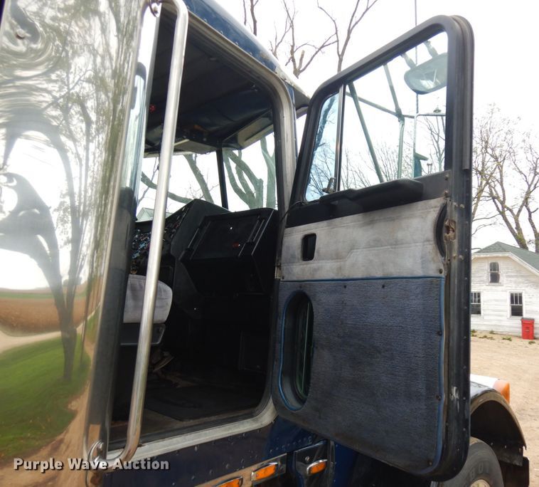 image for item JS9537 1997 Peterbilt 379  semi truck