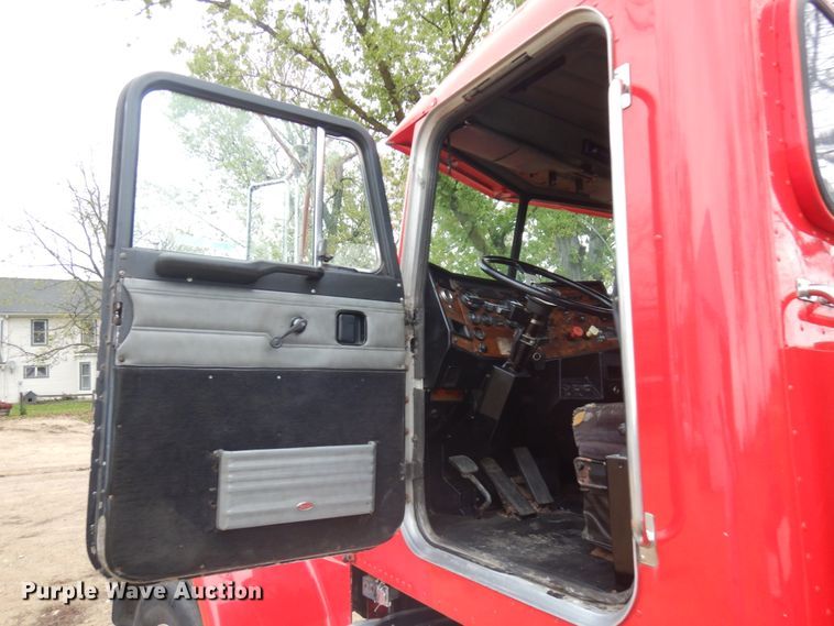 image for item JS9539 1997 Peterbilt 378  semi truck