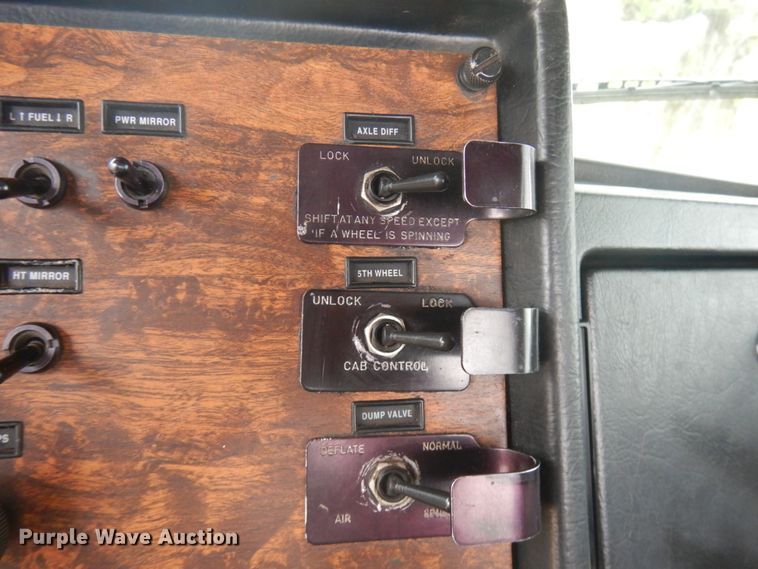 image for item JS9539 1997 Peterbilt 378  semi truck