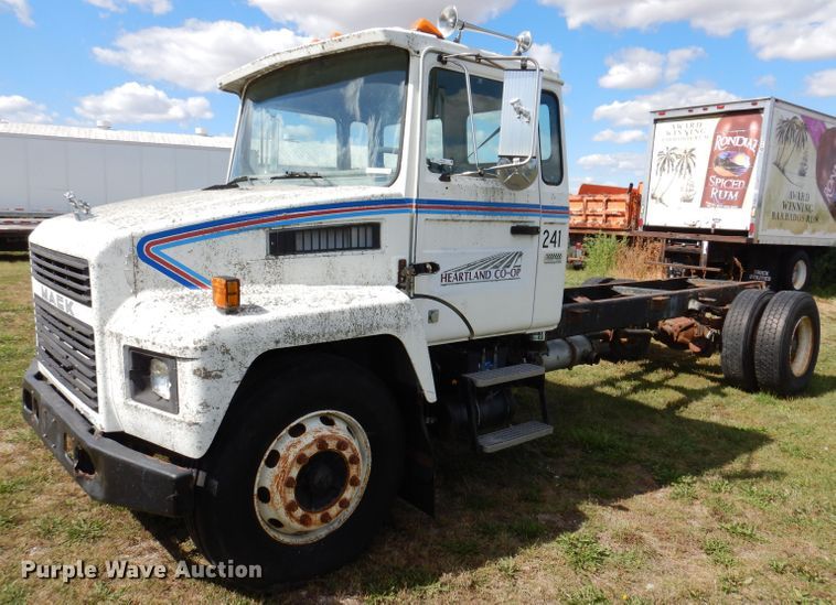 image for item KA9373 1998 Mack CS300P  truck cab and chassis