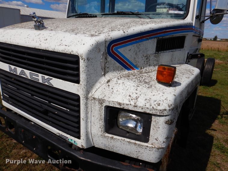 image for item KA9373 1998 Mack CS300P  truck cab and chassis