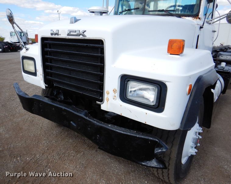 image for item KA9374 1998 Mack RD600  roll-off container truck