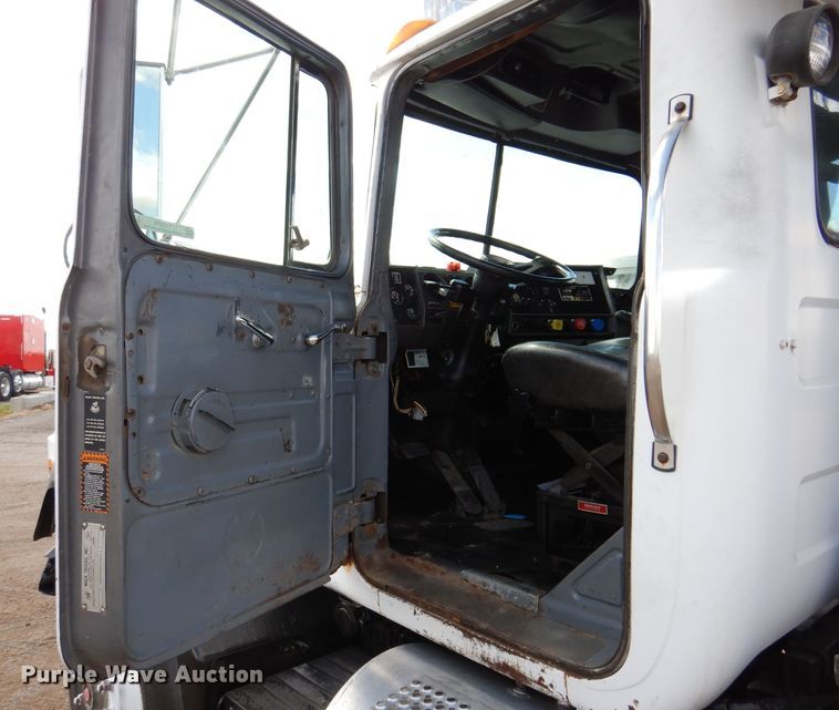 image for item KA9374 1998 Mack RD600  roll-off container truck