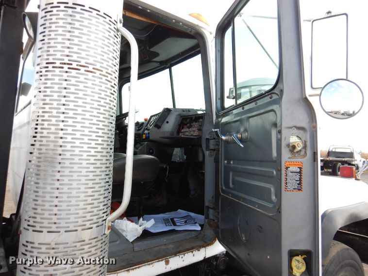 image for item KA9374 1998 Mack RD600  roll-off container truck