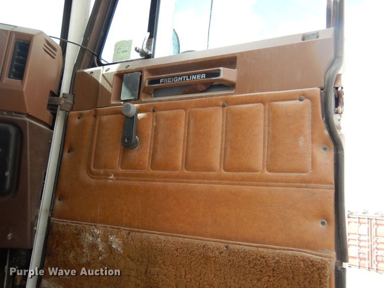 image for item KA9462 1986 Freightliner FLT  semi truck