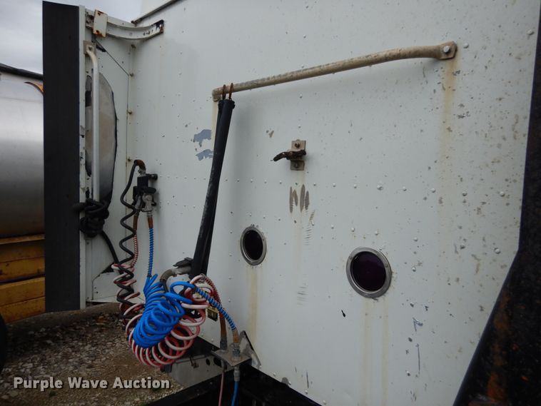 image for item KI9454 1996 International 9200  semi truck