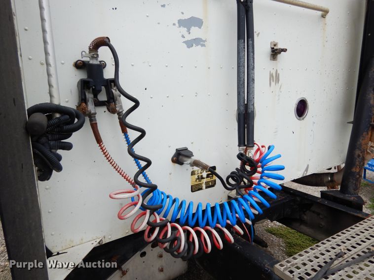 image for item KI9454 1996 International 9200  semi truck