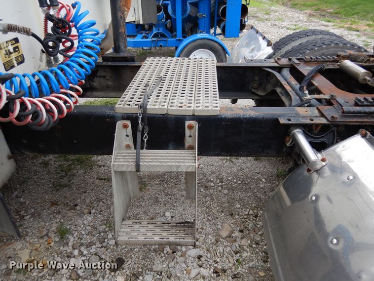 image for item KI9454 1996 International 9200  semi truck