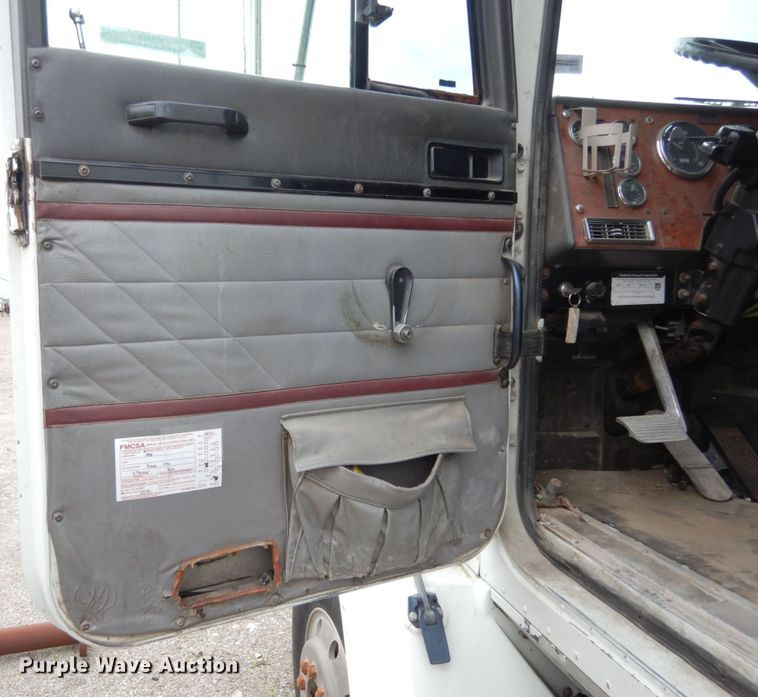 image for item KI9454 1996 International 9200  semi truck