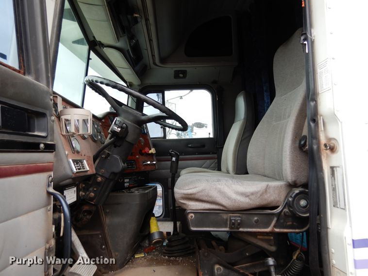 image for item KI9454 1996 International 9200  semi truck