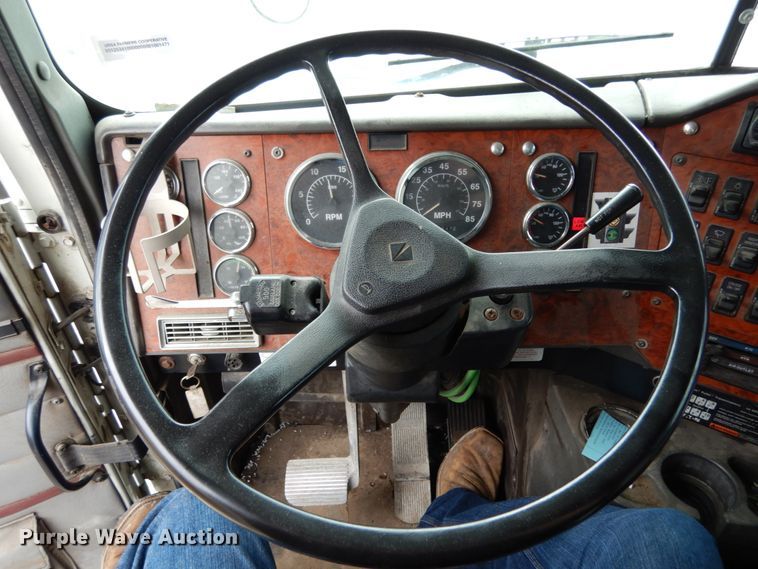 image for item KI9454 1996 International 9200  semi truck