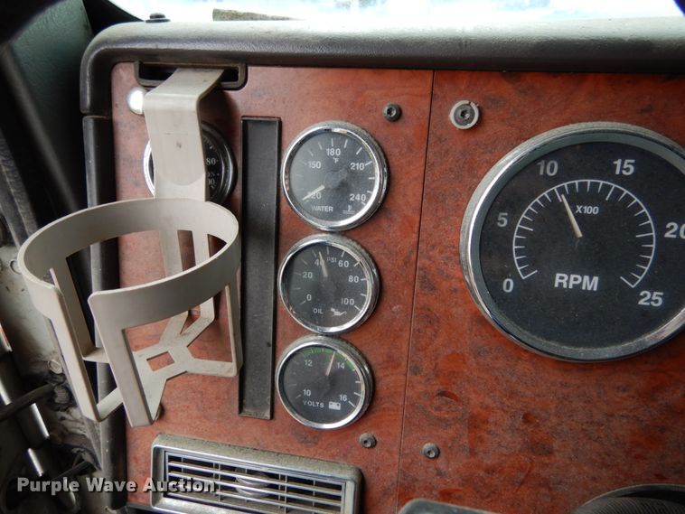 image for item KI9454 1996 International 9200  semi truck