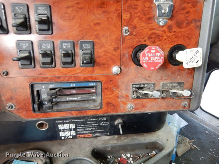 image for item KI9454 1996 International 9200  semi truck