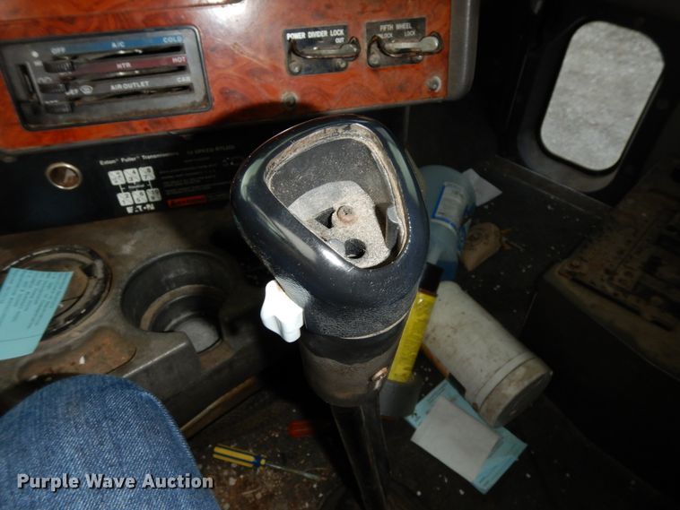 image for item KI9454 1996 International 9200  semi truck