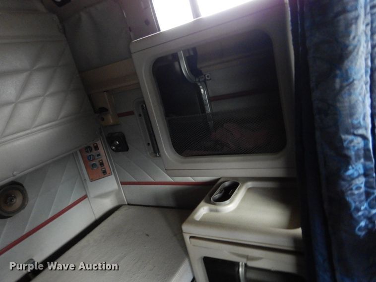 image for item KI9454 1996 International 9200  semi truck