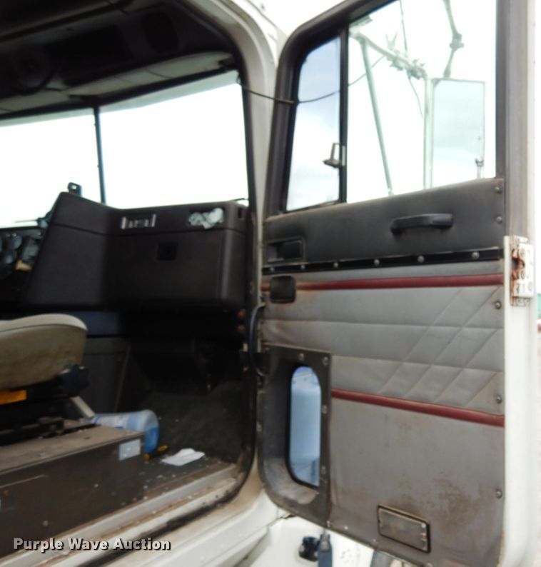 image for item KI9454 1996 International 9200  semi truck