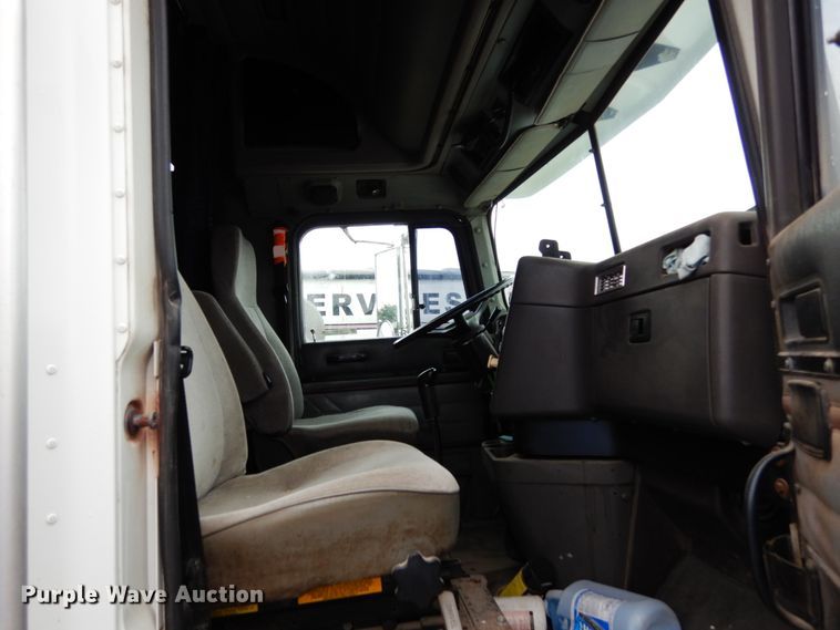 image for item KI9454 1996 International 9200  semi truck