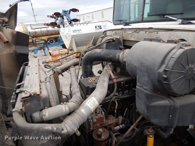 image for item KI9454 1996 International 9200  semi truck