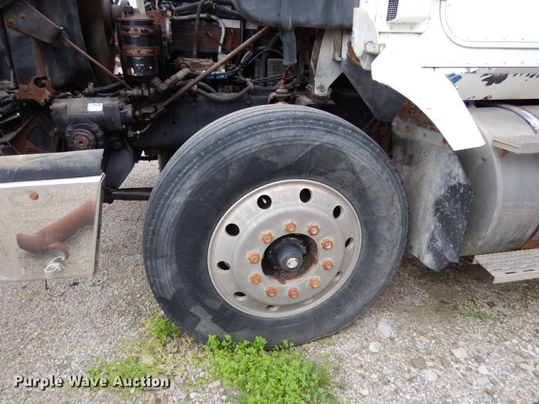 image for item KI9454 1996 International 9200  semi truck